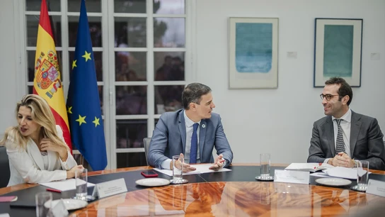 Carlos Cuerpo y Yolanda Díaz, con el presidente Pedro Sánchez Carlos Cuerpo y Yolanda Díaz, con el presidente Pedro Sánchez