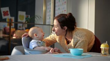 Una madre con su beb&eacute;.