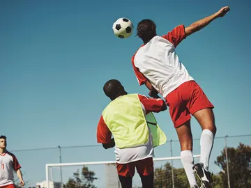 Jóvenes jugando al fútbol Jóvenes jugando al fútbol
