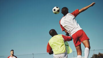 Jóvenes jugando al fútbol