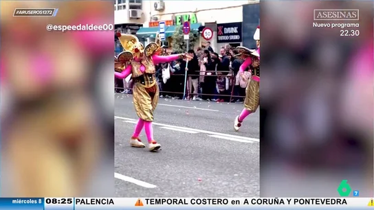Harto de no llevarse caramelos un joven saca una escoba en la cabalgata de los Reyes Magos: truco fácil y sencillo Harto de no llevarse caramelos un joven saca una escoba en la cabalgata de los Reyes Magos: truco fácil y sencillo