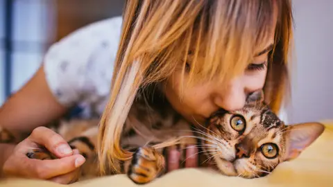 Una niña con un gato Una niña con un gato