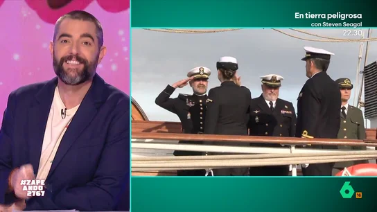 Dani Mateo, sobre el baño de la princesa Leonor en el Juan Sebastián Elcano: "Le va a tocar compartir trono" Zapeando analiza en este vídeo el viaje de la princesa Leonor a bordo del Juan Sebastián Elcano, entre clases, ejercicio y 'Paquito el chocolatero': "Yo solo pienso en la suerte que ha tenido Froilán de no tener que hacerlo", comenta Dani Mateo.