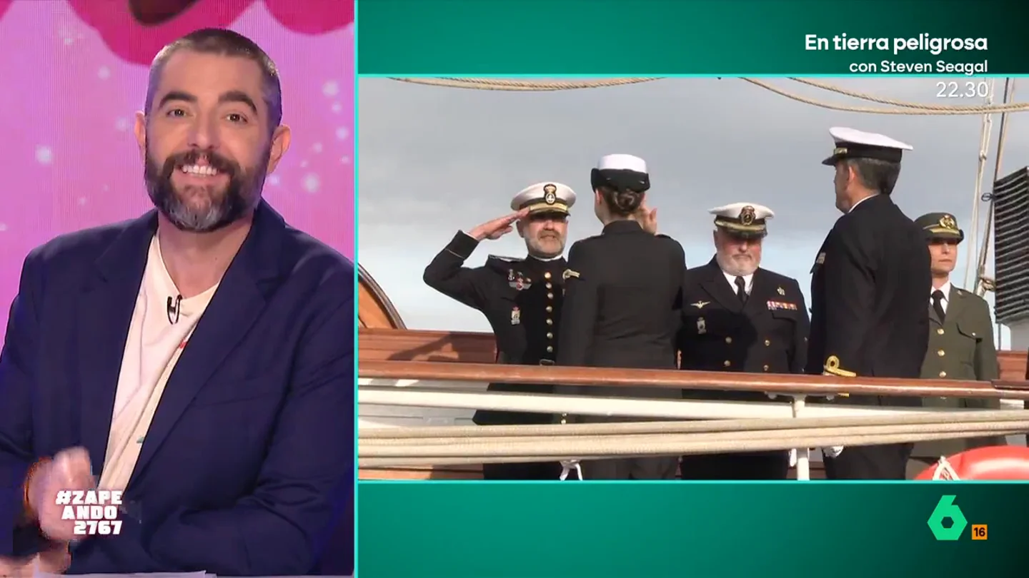 Dani Mateo, sobre el baño de la princesa Leonor en el Juan Sebastián Elcano: "Le va a tocar compartir trono" Zapeando analiza en este vídeo el viaje de la princesa Leonor a bordo del Juan Sebastián Elcano, entre clases, ejercicio y 'Paquito el chocolatero': "Yo solo pienso en la suerte que ha tenido Froilán de no tener que hacerlo", comenta Dani Mateo.