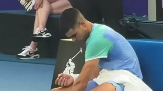 Carlos Alcaraz coloca sus botellas al 'estilo Nadal' Carlos Alcaraz coloca sus botellas al 'estilo Nadal'