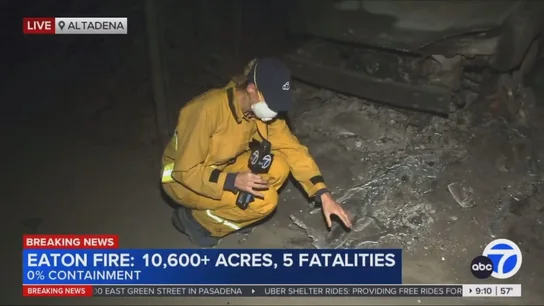 La reportera de ABC muestra los coches derretidos por el fuego. La reportera de ABC muestra los coches derretidos por el fuego.