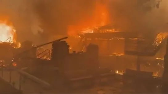 La casa de Adam Brody y Leighton Meester queda en ruinas tras el paso de las llamas. La casa de Adam Brody y Leighton Meester queda en ruinas tras el paso de las llamas.
