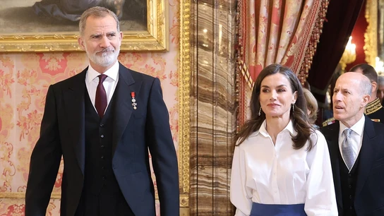 El Rey Felipe VI y la Reina Letizia durante la tradicional recepción anual al Cuerpo Diplomático acreditado en España con motivo del nuevo año, en el Palacio Real de Madrid El Rey Felipe VI y la Reina Letizia durante la tradicional recepción anual al Cuerpo Diplomático acreditado en España con motivo del nuevo año, en el Palacio Real de Madrid