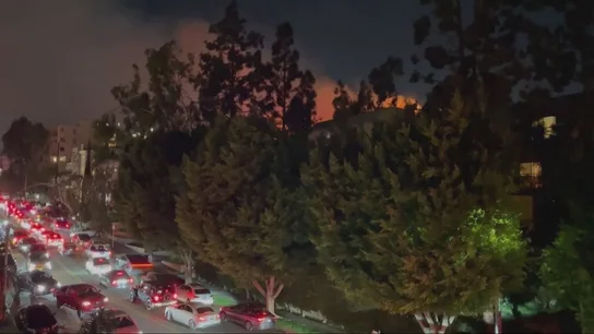 Miles de personas huyen en coche de los incendios en Los Ángeles Miles de personas huyen en coche de los incendios en Los Ángeles