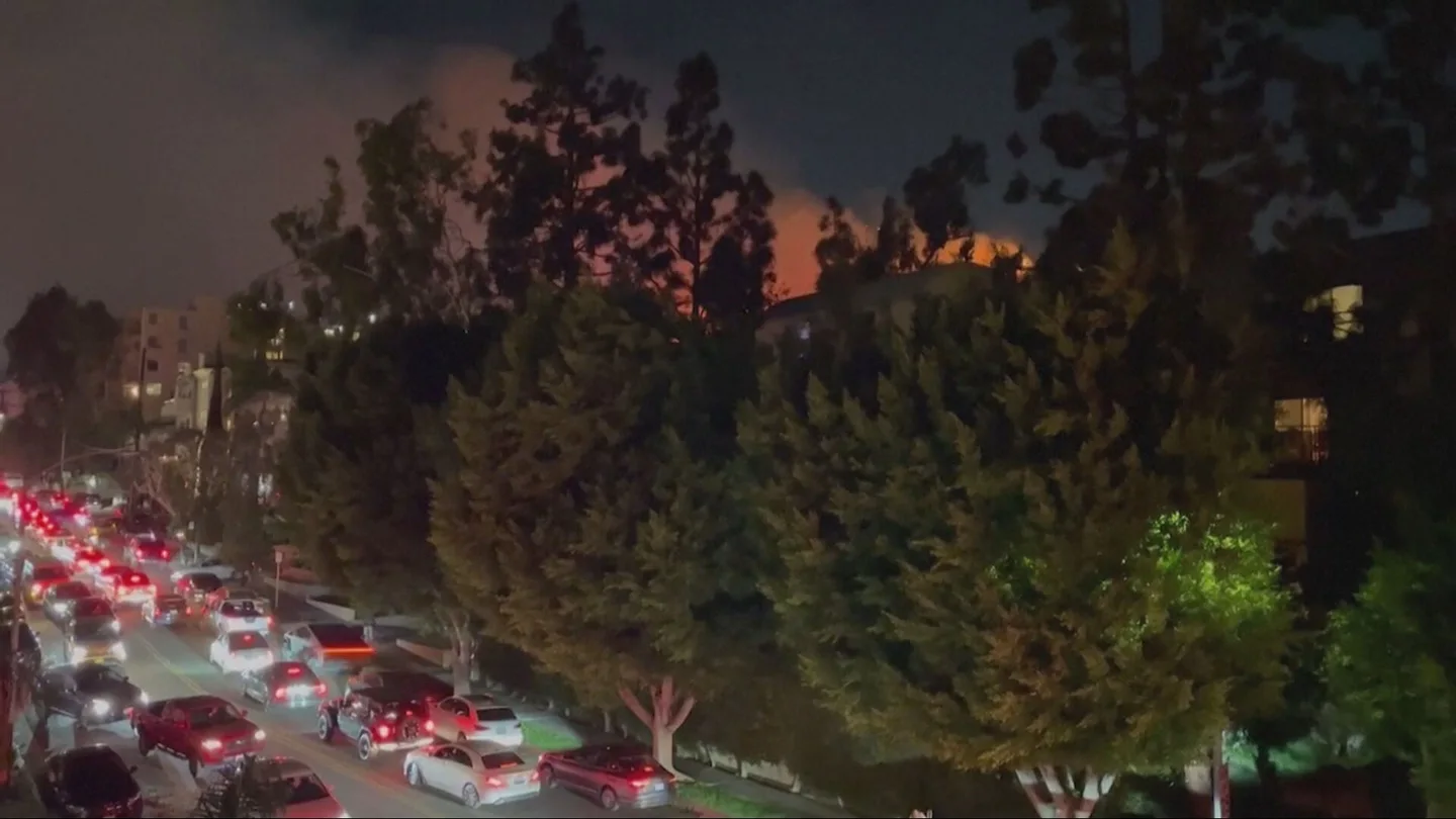 Miles de personas huyen en coche de los incendios en Los Ángeles Miles de personas huyen en coche de los incendios en Los Ángeles