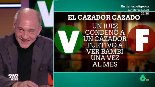 El 'juez' Darío Grandinetti se enfrenta a los casos judiciales más surrealistas en Zapeando: ¿Serán reales o falsos? ¿Condenó un juez a un joven a un curso de estilismo y luego a que le cortara el pelo? ¿Un cazador furtivo que tiene que ver Bambi al menos una vez al mes? Darío Grandinetti debe adivinar si son sentencias reales en este concurso de Zapeando.