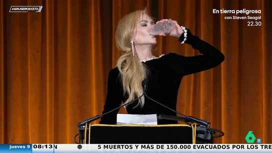 Nicole Kidman se hace un 'hidalgo' con un vaso de leche en una entrega de premios: "El bigotito no se le ve" Nicole Kidman se hace un 'hidalgo' con un vaso de leche en una entrega de premios: "El bigotito no se le ve"