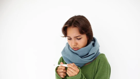 Una mujer con fiebre. Una mujer con fiebre.