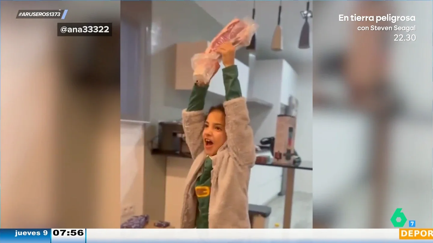 La emoción viral de una niña al ver que los Reyes Magos le han traído su regalo soñado: un chuletón La emoción viral de una niña al ver que los Reyes Magos le han traído su regalo soñado: un chuletón