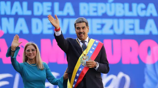 El líder chavista Nicolás Maduro saluda a sus seguidores El líder chavista Nicolás Maduro saluda a sus seguidores