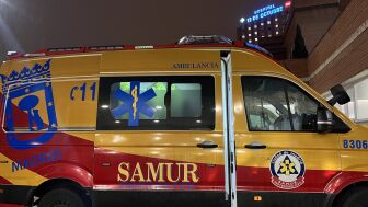 Ambulancia de SAMUR frente al Hospital 12 de Octubre de Madrid