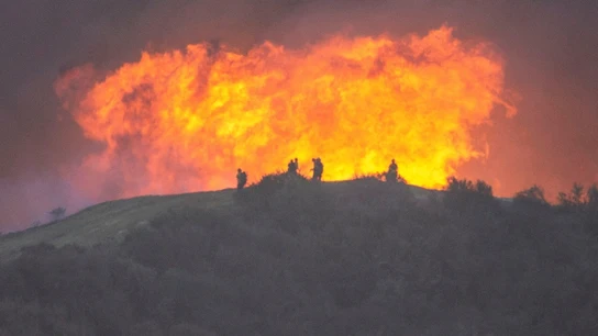 Bomberos luchando contra el fuego en Los Ángeles Bomberos luchando contra el fuego en Los Ángeles