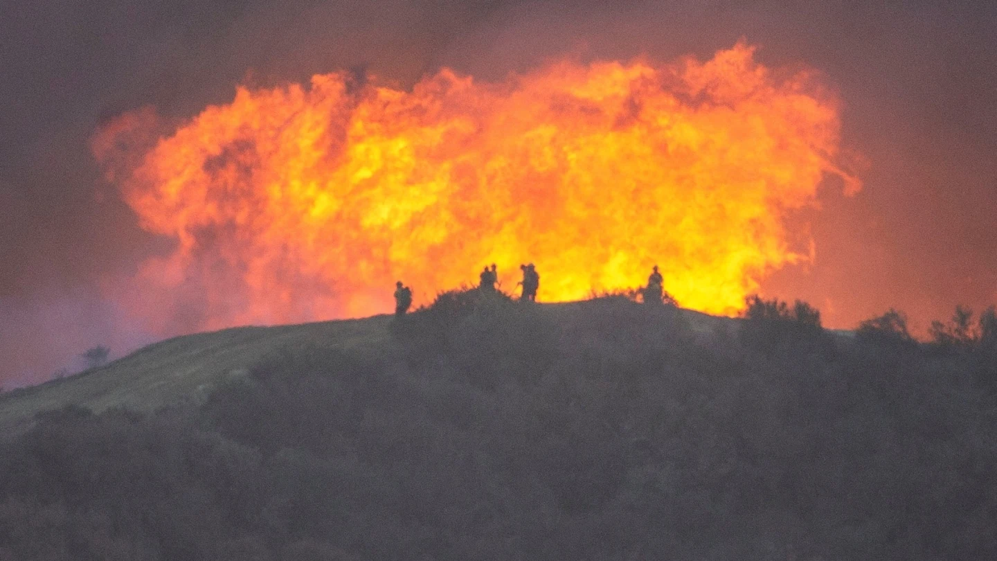 Bomberos luchando contra el fuego en Los Ángeles Bomberos luchando contra el fuego en Los Ángeles