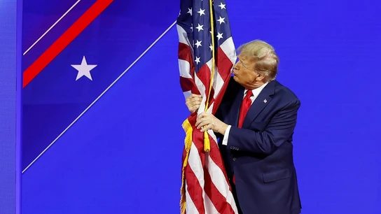 Donald Trump besa la bandera de EEUU. Donald Trump besa la bandera de EEUU.