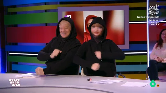 Miki Nadal y María Gómez se prueban las máscaras que lo petan en Internet Una máscara de tela que permite ponerse la 'cara' de personajes famosos es el nuevo 'invento' que arrasa en Internet. Teniendo en cuenta que encaja con el presupuesto de Zapeando, lo probamos en este vídeo.