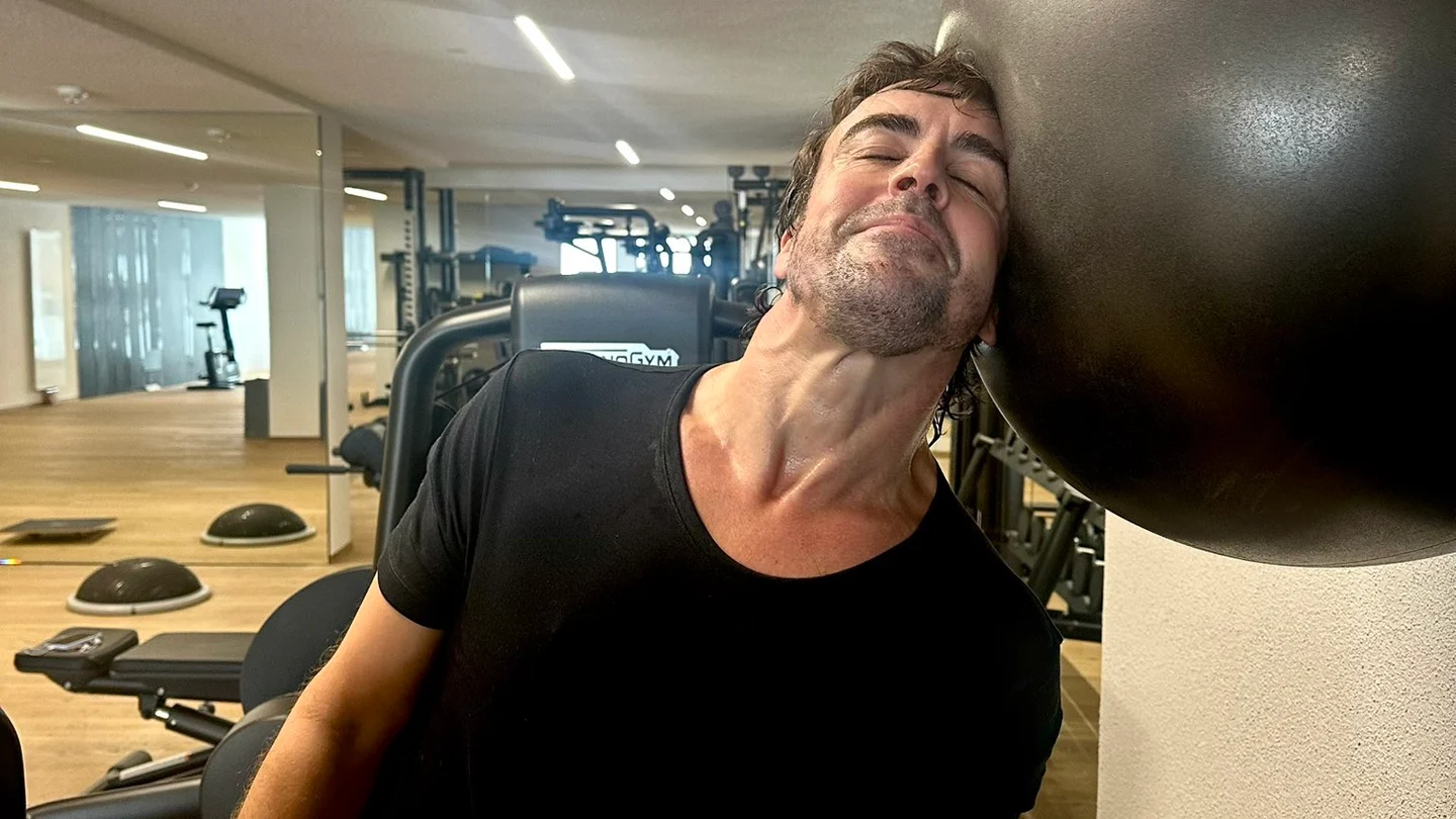 La imagen viral de Fernando Alonso en vacaciones: ¡Machacándose en el gimnasio! La imagen viral de Fernando Alonso en vacaciones: ¡Machacándose en el gimnasio!