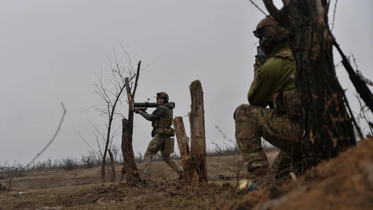 Soldados ucranianos se preparan para abrir fuego contra territorios rusos. Soldados ucranianos se preparan para abrir fuego contra territorios rusos.