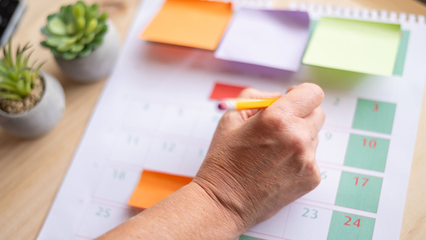 Joven organiz&aacute;ndose el calendario laboral