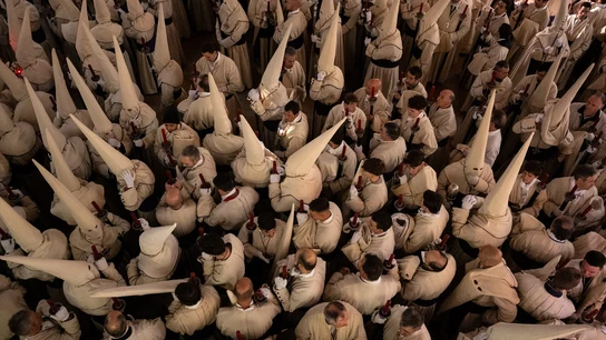 Cofrades durante la procesión del Cristo Yacente en Zamora. Cofrades durante la procesión del Cristo Yacente de 2024 en Zamora.