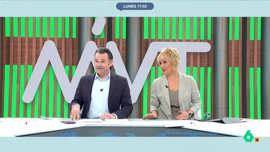 La broma de Iñaki López a Bea de Vicente tras sentarse sin micro: "Y la hubieran oído ustedes perfectamente" "Tus compañeros se las prometían muy felices", ironiza Cristina Pardo con Beatriz de Vicente tras un accidentado inicio de programa en el que la abogada ha tenido que sentarse en la mesa más tarde por olvidarse de ponerse el micro.