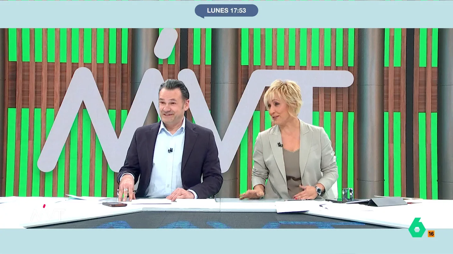 La broma de Iñaki López a Bea de Vicente tras sentarse sin micro: "Y la hubieran oído ustedes perfectamente" "Tus compañeros se las prometían muy felices", ironiza Cristina Pardo con Beatriz de Vicente tras un accidentado inicio de programa en el que la abogada ha tenido que sentarse en la mesa más tarde por olvidarse de ponerse el micro.