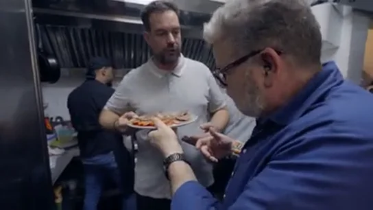 Chicote se desespera ante las confusiones en las comandas del restaurante de Raúl: "Ya sé por qué lo ha llamado 'Lío'" Chicote se desespera ante las confusiones en las comandas del restaurante de Raúl: "Ya sé por qué lo ha llamado 'Lío'"