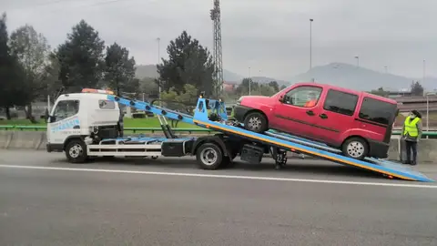 Grúa retirando un vehículo Grúa retirando un vehículo