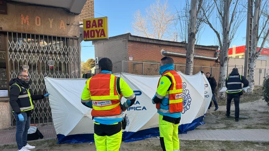 Miembros del 112 en el lugar del suceso en Alcalá de Henares (Madrid). Miembros del 112 en el lugar del suceso en Alcalá de Henares (Madrid).