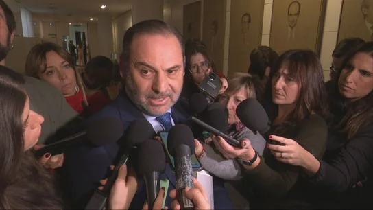 El exministro de Transportes, José Luis Ábalos, atiende a los medios a su llegada al Congreso este lunes, donde ha presentado sus alegaciones contra el suplicatorio del Supremo que delibera la Comisión del Estatuto del Diputado. El exministro de Transportes, José Luis Ábalos, atiende a los medios a su llegada al Congreso este lunes, donde ha presentado sus alegaciones contra el suplicatorio del Supremo que delibera la Comisión del Estatuto del Diputado.