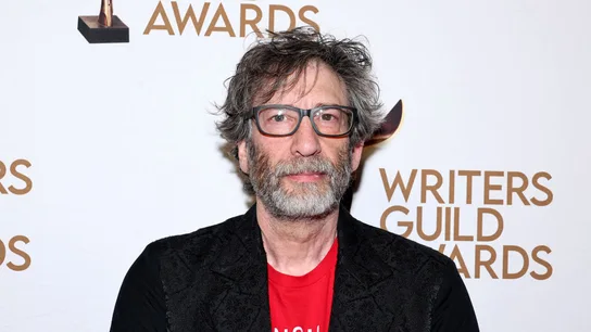 El escritor Neil Gaiman, durante la gala de los Writers Guild Awards en Nueva York en abril de 2024. Acusan a Neil Gaiman, escritor de 'Sandman' o 'Good Omens', de agresión sexual por varias mujeres.