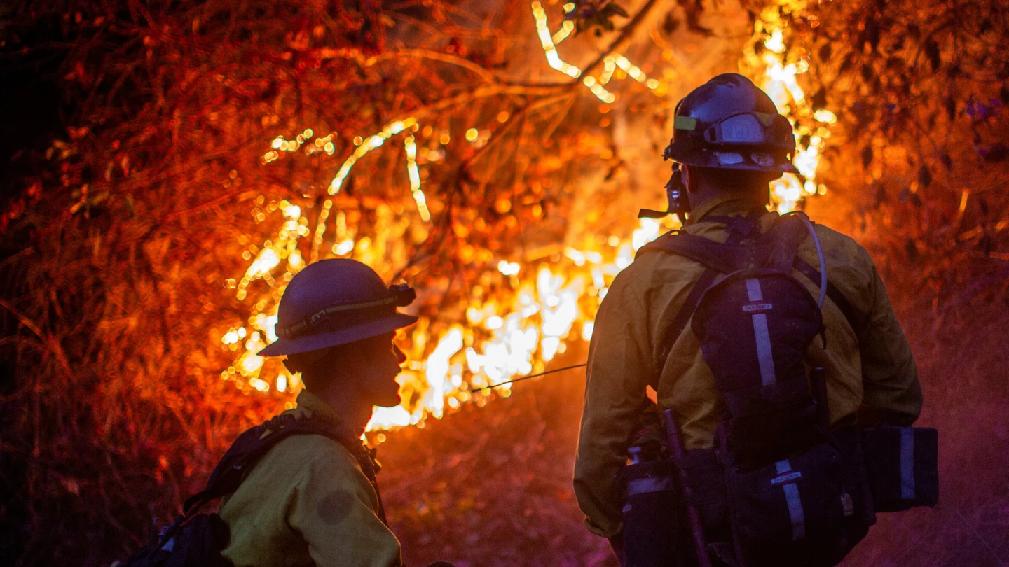 Bomberos trabajando en la extinción del fuego en el barrio de Palisades, en Los Ángeles, a 12 de enero de 2025 Bomberos trabajando en la extinción del fuego en el barrio de Palisades, en Los Ángeles, a 12 de enero de 2025