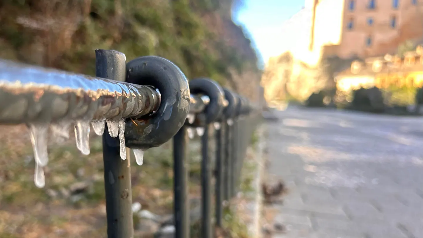 Carámbanos en una valla en la ciudad de Cuenca este lunes, 13 de enero de 2025 Carámbanos en una valla en la ciudad de Cuenca este lunes, 13 de enero de 2025
