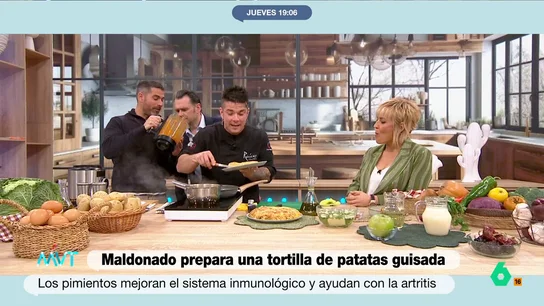 El "extraño" truco de Carlos Maldonado para dar "untuosidad" a la tortilla de supermercado "Igual que lo hacemos con algunas carnes, podemos hacerlo con tortillas duras", afirma Carlos Maldonado, que en este vídeo desvela cómo con leche es posible 'mejorar' un poco más la tortilla de patata precocinada.