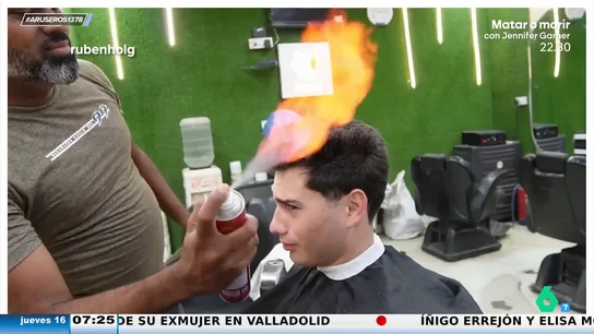 Un español prueba los servicios más extraños de la India, desde peinarse con fuego hasta someterse a una limpieza de oídos en la calle Un español prueba los servicios más extraños de la India, desde peinarse con fuego hasta someterse a una limpieza de oídos en la calle