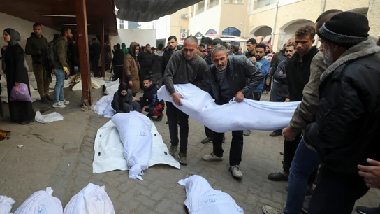 Gazatíes llevan el cuerpo de un muerto tras los ataques israelíes en la ciudad de Gaza, este 16 de enero. Gazatíes llevan el cuerpo de un muerto tras los ataques israelíes en la ciudad de Gaza, este 16 de enero.