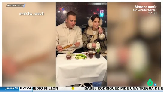 Se sienta junto a desconocidas en el transporte público para prepararles citas románticas en segundos: "Eso le puede salir mal" Se sienta junto a desconocidas en el transporte público para prepararles citas románticas en segundos: "Eso le puede salir mal"