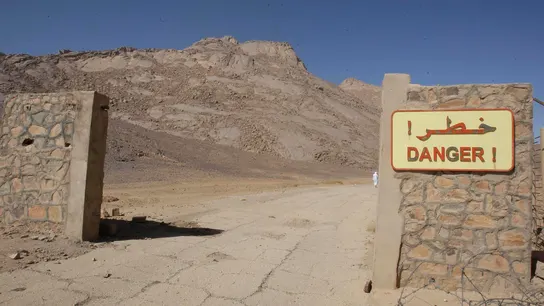 Imagen de archivo de una zona de Tamanrasset (Argelia), con un cartel que indica peligro en un lugar donde Francia llevó a cabo pruebas nucleares Imagen de archivo de una zona de Tamanrasset (Argelia), con un cartel que indica peligro en un lugar donde Francia llevó a cabo pruebas nucleares
