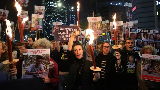 Familiares de los rehenes retenidos por Hamás en Gaza y sus partidarios encienden antorchas como reacción a el alto el fuego Familiares de los rehenes retenidos por Hamás en Gaza y sus partidarios encienden antorchas como reacción a el alto el fuego
