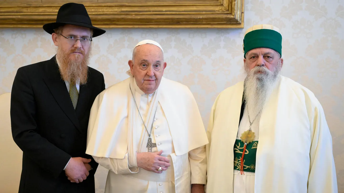 El papa Francisco, con el brazo en cabestrillo tras su caída. El papa Francisco, con el brazo en cabestrillo tras su caída.