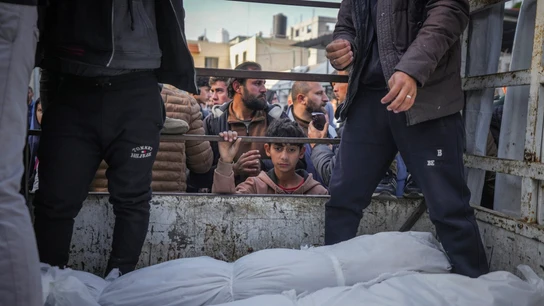 Un niño mira los cuerpos sin vida de palestinos asesinados en un bombardeo en Gaza, a 15 de enero de 2025 Un niño mira los cuerpos sin vida de palestinos asesinados en un bombardeo en Gaza, a 15 de enero de 2025