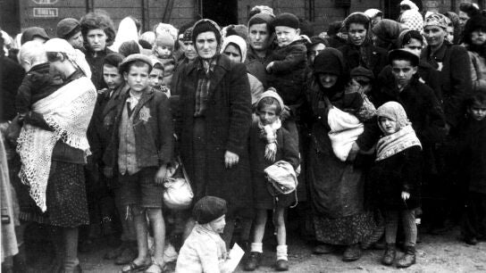 V&iacute;ctimas llegadas de Hungr&iacute;a al campo de exterminio de Auschwitz, mayo de 1944.