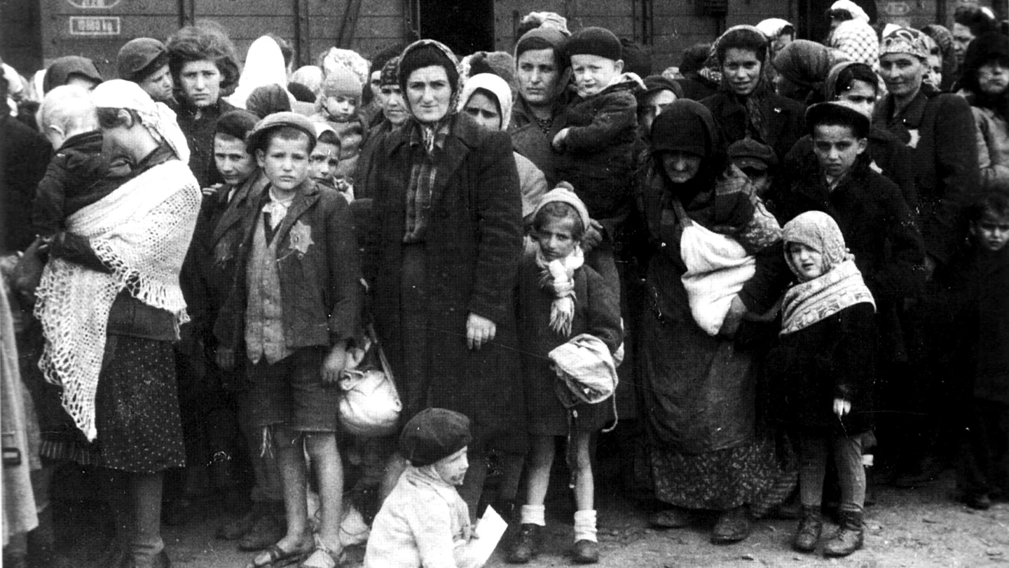 Víctimas llegadas de Hungría al campo de exterminio de Auschwitz, mayo de 1944. Víctimas llegadas de Hungría al campo de exterminio de Auschwitz, mayo de 1944.