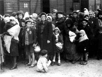 Víctimas llegadas de Hungría al campo de exterminio de Auschwitz, mayo de 1944.