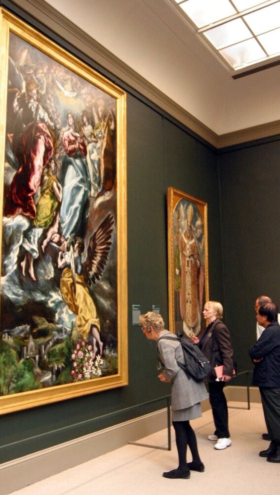Varias personas contemplan "La Asunción", de Domenikos Theotokopoulos 'el Greco', en el Museo Metropolitano de Nueva York.