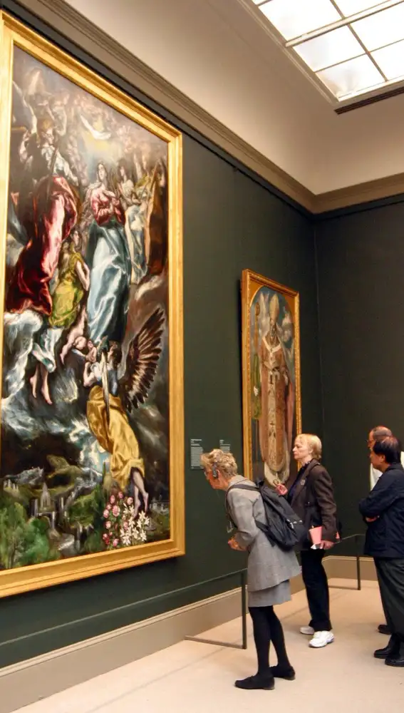 Varias personas contemplan "La Asunción", de Domenikos Theotokopoulos 'el Greco', en el Museo Metropolitano de Nueva York. Varias personas contemplan "La Asunción", de Domenikos Theotokopoulos 'el Greco', en el Museo Metropolitano de Nueva York.